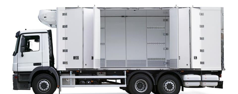 La característica del camión frigorífico es que además de la caja, también hay un dispositivo de producción de frío. Independientemente del sistema utilizado, un camión frigorífico puede bajar la temperatura de la caja y estabilizarla durante todo el trayecto, preparándola mejor para el transporte de materiales que requieran refrigeración. Los sistemas de refrigeración mecánica instalados en los camiones varían según su capacidad frigorífica, cuyo principal objetivo es mantener la temperatura del producto. Algunas características específicas de este camión frigorífico son: impermeabilidad (interior sellado de material resistente a la corrosión), las superficies deben permitir la circulación de aire y no hay comunicación entre la unidad de carga y la cabina.